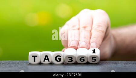 Símbolo de un año nuevo. La mano da vuelta a los dados y cambia la expresión alemana 'Tag 365' (día 365) a 'Tag 1' (día 1).