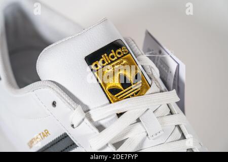 Adidas Superstar - famoso de sneaker producido por el fabricante alemán de equipos deportivos y accesorios Adidas. Calzado de baloncesto retro, producción desde 1969 - Moscú, Rusia - Noviembre 2020 Fotografía de stock - Alamy
