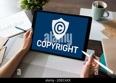 Icono de copyright en la pantalla. Derecho De Patentes Y Propiedad Intelectual. Concepto De Negocio, Internet Y Tecnología