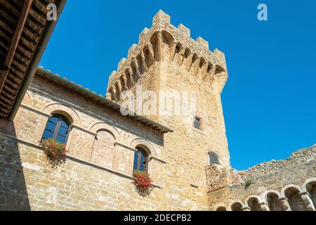 Pienza, Italia - 20 de septiembre de 2019: El castillo de Spedaletto (duodécimo centuy) actualmente utilizado como granja Foto de stock