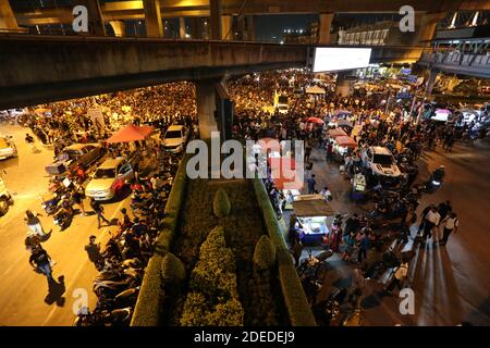 Después de marcharse desde Imperial World Samrong, en los suburbios de Samut Prakarn de Bangkok, los manifestantes se reúnen en la intersección de Sanpawut/Bangna-Trad. Foto de stock