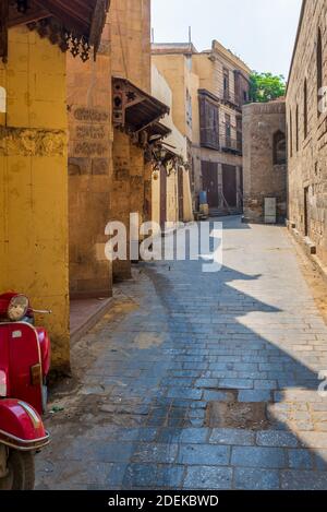 El Cairo, Egipto - Junio 26 2020: Callejón que se ramifican desde la histórica calle Moez en el distrito de Gamalia, el viejo Cairo, durante el período de cierre de Covid-19 con tiendas cerradas y sin peatones