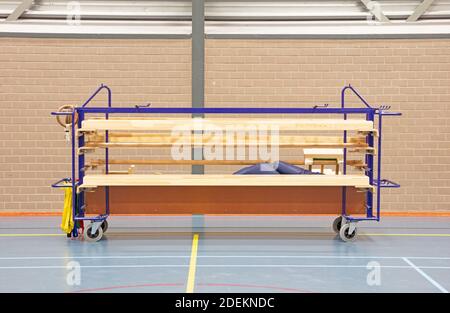 Moderno equipamiento de madera en el gimnasio de la escuela
