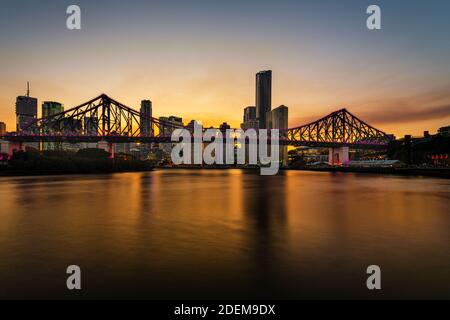 Colorida puesta de sol sobre la ciudad de Brisbane y el puente Story. Foto de stock