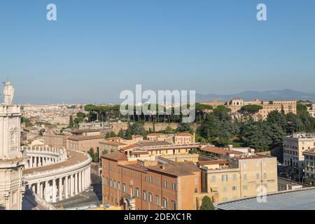Vistas panorámicas de los tejados de Roma y los monumentos de la ciudad del Vaticano.