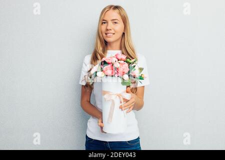 Garota Com Buquê De Peonias. Buquê De Peões. Entrega De Flores No Local De  Trabalho. Menina De Primavera Com Flores. Buquê Como Pr Imagem de Stock -  Imagem de feminilidade, senhora: 172671793