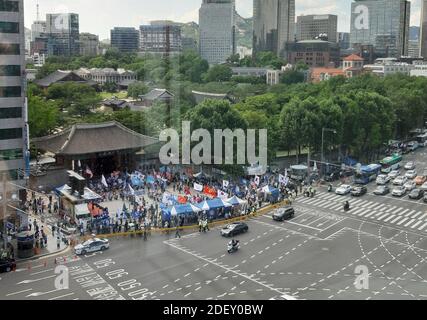 Seúl, Corea del Sur; 26 de octubre de 2018: Un grupo no identificado de coreanos se reúne para una manifestación contra la administración de Moon Jae-in Foto de stock