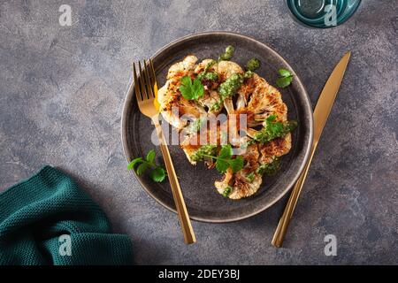 La coliflor filetes con salsa de hierbas y especias sustituto de carne a base de vegetales. Foto de stock
