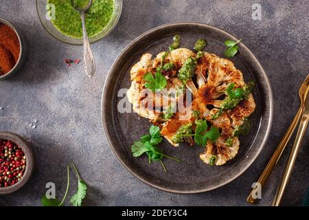 La coliflor filetes con salsa de hierbas y especias sustituto de carne a base de vegetales. Foto de stock
