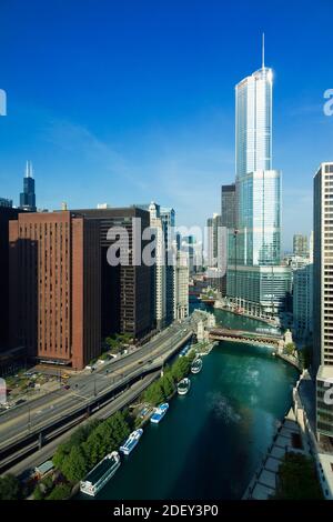 Vista aérea del Río Chicago y Wacker Drive, Chicago, Illinois, EE.UU. Foto de stock