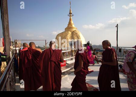 Monjes budistas, Golden Rock, Mount Kyaiktiyo, estado de Mon, Myanmar, Asia Foto de stock