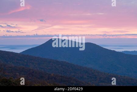 La niebla del otoño por la mañana envuelve las montañas Shenandoah en las montañas Blue Ridge de Virginia. Foto de stock