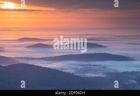 La niebla del otoño por la mañana envuelve las montañas Shenandoah en las montañas Blue Ridge de Virginia. Foto de stock