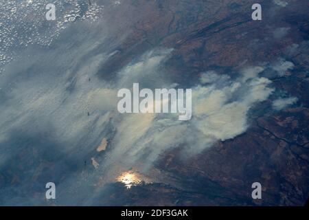 BRASIL / BOLIVIA - 29 de agosto de 2020 - los incendios forestales son Representado en la selva amazónica como la Estación Espacial Internacional orbitado por encima de la frontera betwee Foto de stock