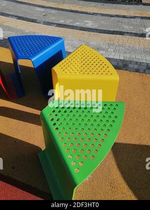 Un tiro vertical de gran ángulo de coloridos asientos para el niños en el parque infantil