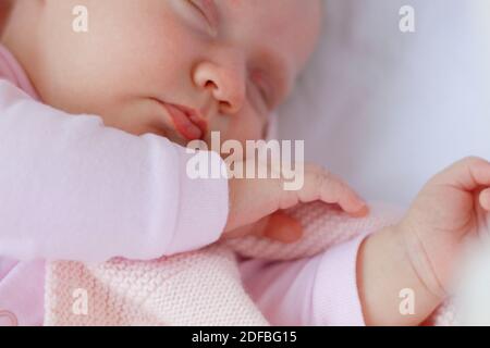 Bebé recién nacido niña con ropa de punto rosa y un floral accesorio para  la cabeza Fotografía de stock - Alamy