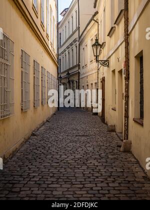 Calle adoquinada; Ciudad Vieja, Praga, República Checa. Arquitectura típica en una calle lateral en el casco antiguo de la capital Checa. Foto de stock