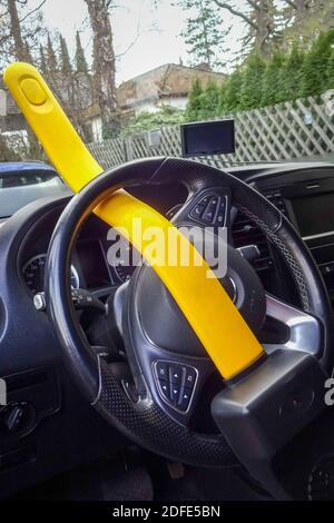 Coche Antirrobo bloqueo volante colores rojo y negro Fotografía de stock -  Alamy