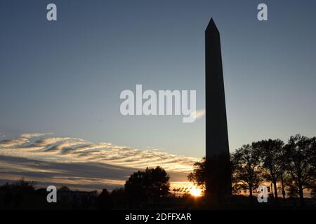 Silueta del Monumento a Washington, el obelisco de mármol más alto del mundo, al atardecer. Washington DC, EE.UU.