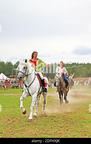 KOPACHIV, UCRANIA - 28 DE AGOSTO de 2010: Jinetes en la reconstrucción histórica de la Rus de Kievan' en el Etnopark 'Rus de Kievan'' en el pueblo de Kopachiv Foto de stock