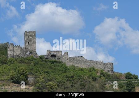Spitz an der Donau, Baja Austria, Austria. Ruinas del castillo Hinterhaus, Spitz en el Danubio Foto de stock