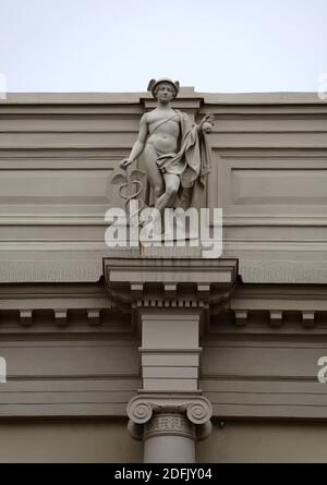 Figura simbólica del dios romano Mercurio en la Bolsa Edificio en Gotemburgo Foto de stock