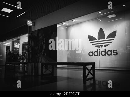 Adidas store Imágenes de stock en blanco negro - Alamy