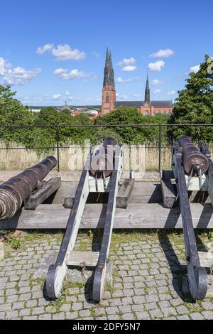 Geografía / viajes, Suecia, Uppsala laen, Uppsala, cañones frente al Castillo de Uppsala con vistas a, Derechos adicionales-liquidación-Info-no-disponible Foto de stock