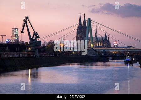 Puerto del Rin en el distrito Deutz, en el fondo la catedral y el puente de Severins, Colonia, Alemania. Foto de stock