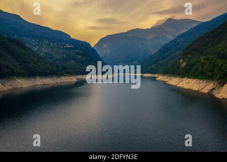 El lago di Vogorno en el cantón Ticino, Suiza Foto de stock