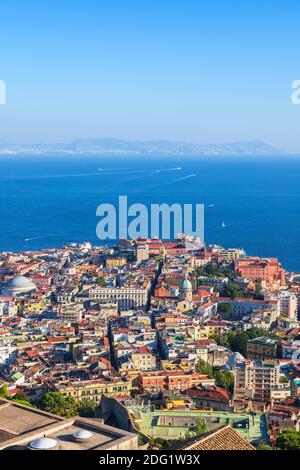 Ciudad de Nápoles en Italia, vista aérea paisaje urbano de Nápoles con bahía de mar.
