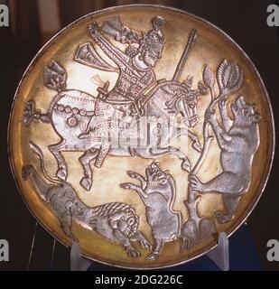 Plato de plata chapado en oro Sasaniano que representa al Rey cazando un león, un jabalí y un oso, Museo Tabriz, Irán.