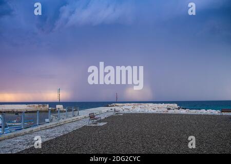Antiguo puerto de Mola di Bari en un día tormentoso. Puglia, Italia Foto de stock