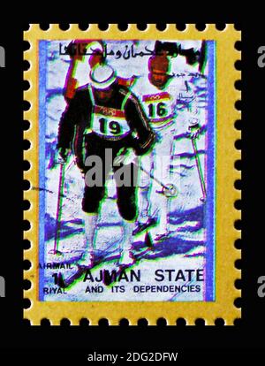 MOSCÚ, RUSIA - 10 DE NOVIEMBRE de 2018: Un sello impreso en Ajman Shows Skiing, serie de Olimpiadas de Invierno, alrededor de 1973