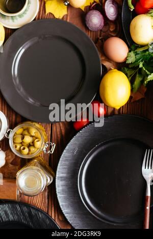 placas negras sobre fondo de madera con verduras y frutas diseñado Foto de stock