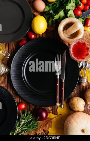 placas negras sobre fondo de madera con verduras y frutas diseñado Foto de stock