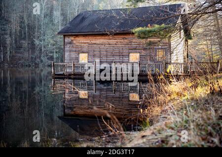 Boathouse de madera en el lago Julia - Bosque recreativo del estado de DuPont - Cedar Mountain, Carolina del Norte, EE.UU Foto de stock