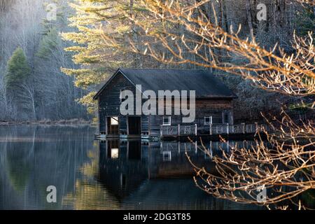 Boathouse de madera en el lago Julia - Bosque recreativo del estado de DuPont - Cedar Mountain, Carolina del Norte, EE.UU Foto de stock