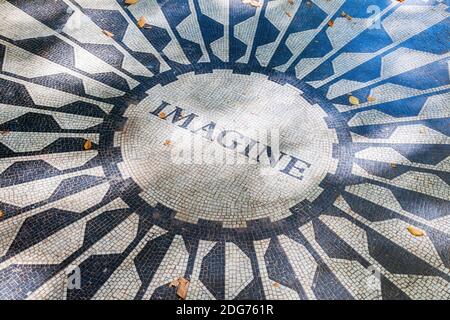 John Lennon - Imagine el mosaico del monumento a Strawberry Fields en Central Park, Nueva York Foto de stock