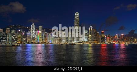 Blick Zur Blauen Stunde von Kowloon auf die Skyline auf Hongkong Isla am Hongkong River, Central, Banco de China mit ganz links und dem Torre IFC rec Foto de stock