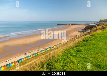 Vista de coloridas cabañas de playa en West Cliff Beach, Whitby, North Yorkshire, Inglaterra, Reino Unido, Europa