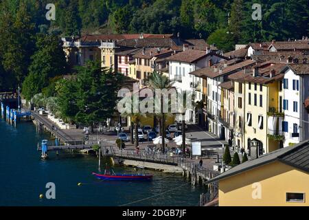 Un pequeño pueblo típico italiano en el lago Iseo con un paseo marítimo. Riva di Solto, Bérgamo, Lombardía, Italia. Foto de stock