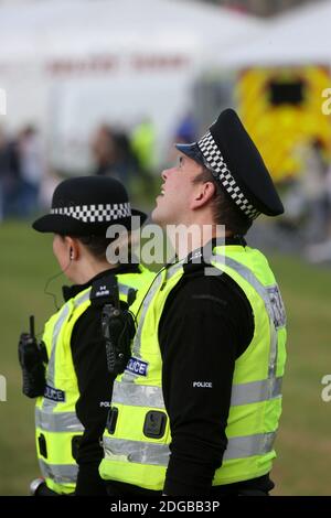 Feria Internacional Escocesa, 3 de septiembre de 2016, Low Green Ayr, Ayrshire, Escocia, REINO UNIDO. Dos agentes de policía, una mujer y un hombre miran hacia la pantalla aérea Foto de stock