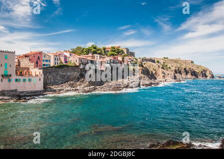 Vista pintoresca de las calles de Collioure, Francia Foto de stock