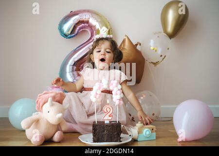 Una niña de 2 años celebrando su cumpleaños Fotografía de stock - Alamy
