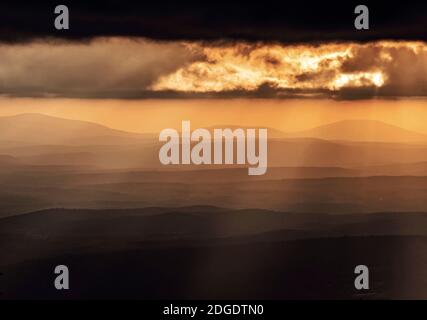 Puesta de sol sobre las montañas Ozark oeste de Arkansas desde Mount Magazine Foto de stock
