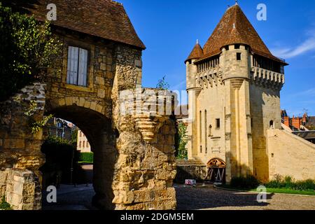 Francia, Nièvre (58), Nevers, puerta de Croux del siglo 14 en el camino a Saint-Jacques de Compostela, valle del Loira Foto de stock