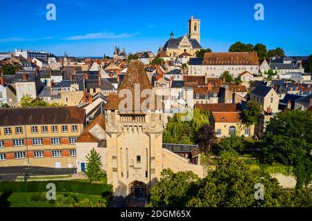 Francia, Nièvre (58), Nevers, puerta de Croux del siglo 14 y la catedral de Saint-Cyr-et-Sainte-Julitte en el camino a Saint-Jacques de Compostela, Valle del Loira Foto de stock