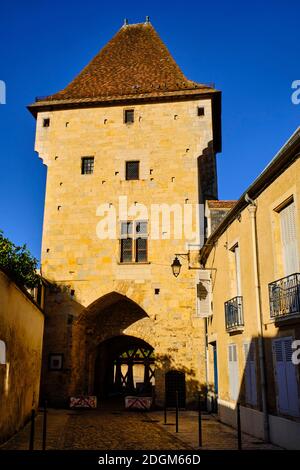 Francia, Nièvre (58), Nevers, puerta de Croux del siglo 14 en el camino a Saint-Jacques de Compostela, valle del Loira Foto de stock