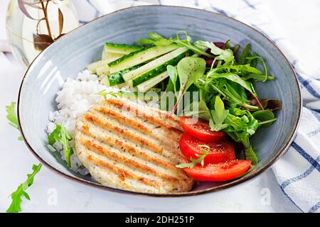 Chuleta de pollo o chuleta, carne de ave a la parrilla y arroz blanco hervido con ensalada fresca. Menú de dieta saludable para el almuerzo.